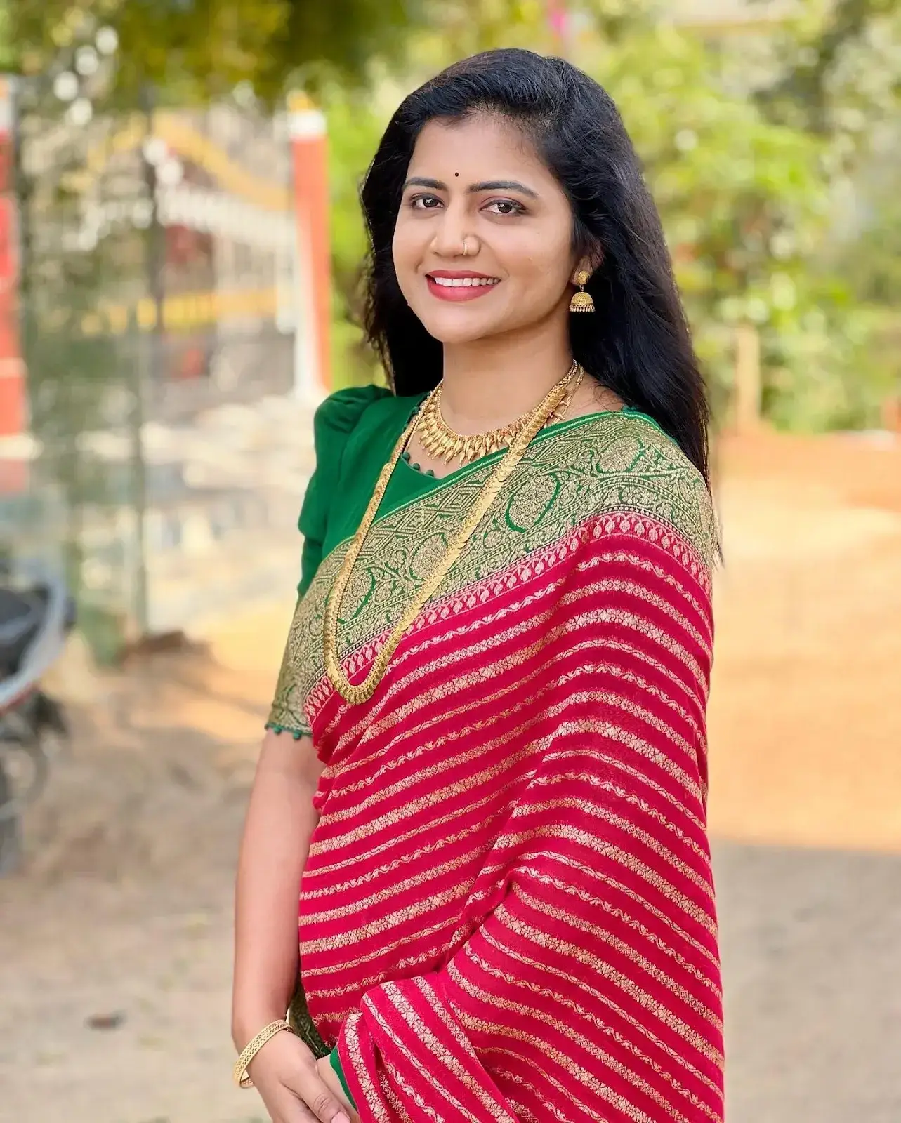 indian tv actress shiva jyothi images in traditional red saree